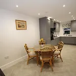 Eversley\'S Mews
